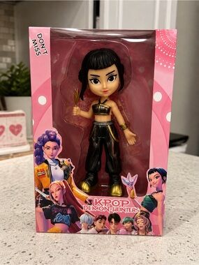 KPOP Demon Hunters Zoey Mini Collectible Figure Doll New In Box